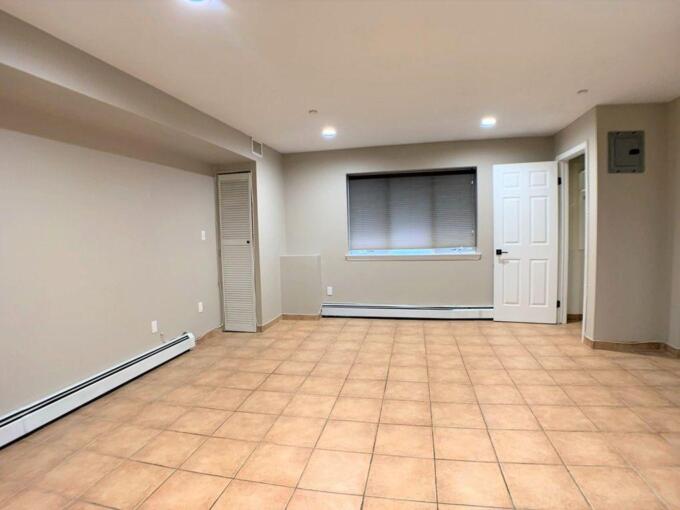 Foto 1 de apartamento en 30-67 32nd Duplex St # A