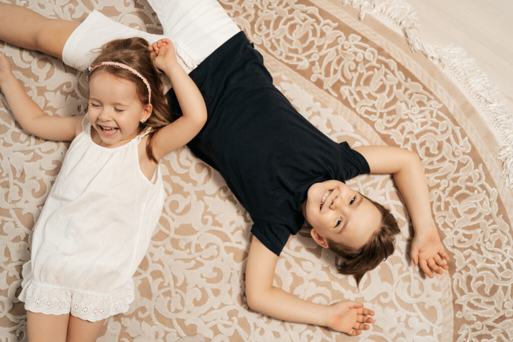 Niños felices sobre tapete