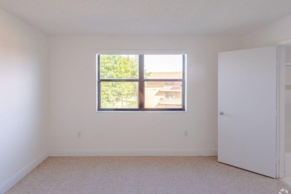 Foto 3 de apartamento ubicada en 17350 NW 68th Ave